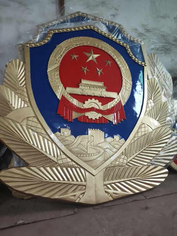 如何根据不同部门选择定制警徽的风格